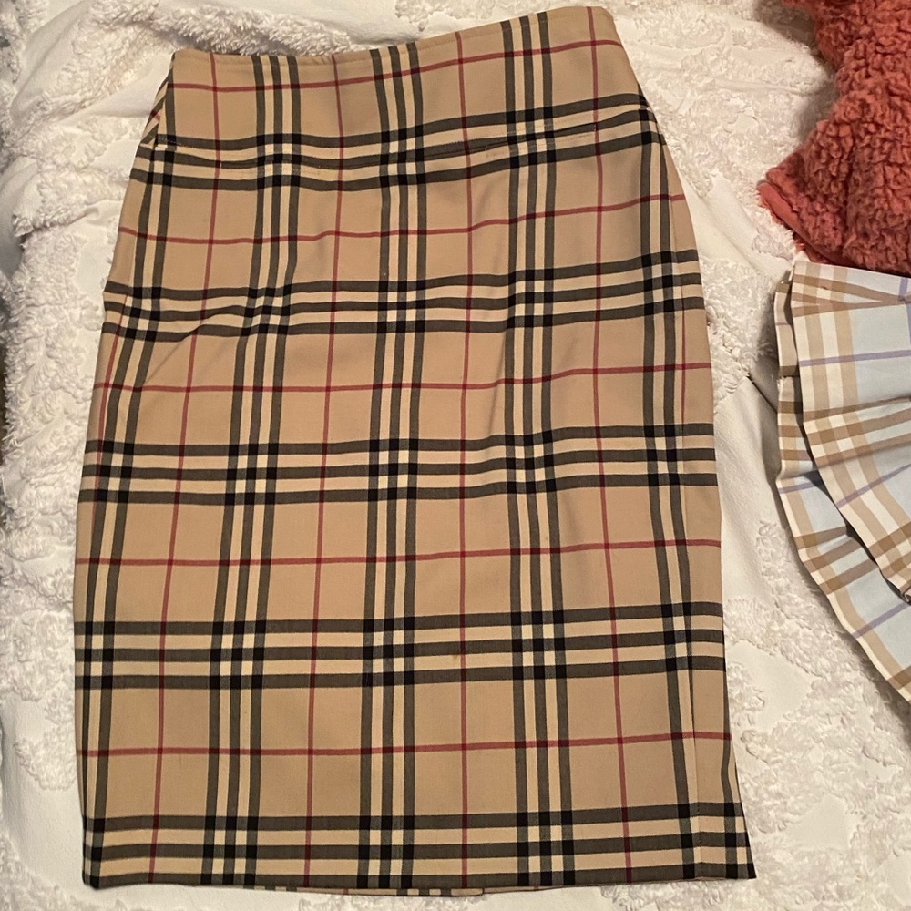 Burberry knee length wool skirt